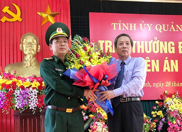 Ông Hoàng Đăng Quang, Bí thư Tỉnh uỷ tỉnh Quảng Bình tặng hoa cho lực lượng Bộ đội Biên phòng sau khi phá thành công chuyên án 544Lv.