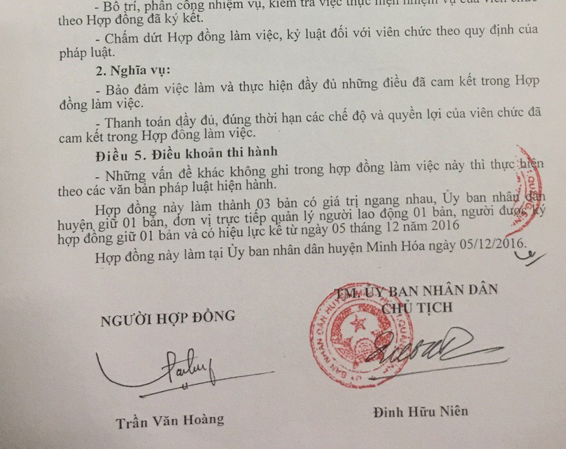 Hợp đồng lao động sau khi trúng tuyển đặc cách viên chức của ông Trần Văn Hoàng được chủ tịch UBND huyện Minh Hoá trực tiếp ký.