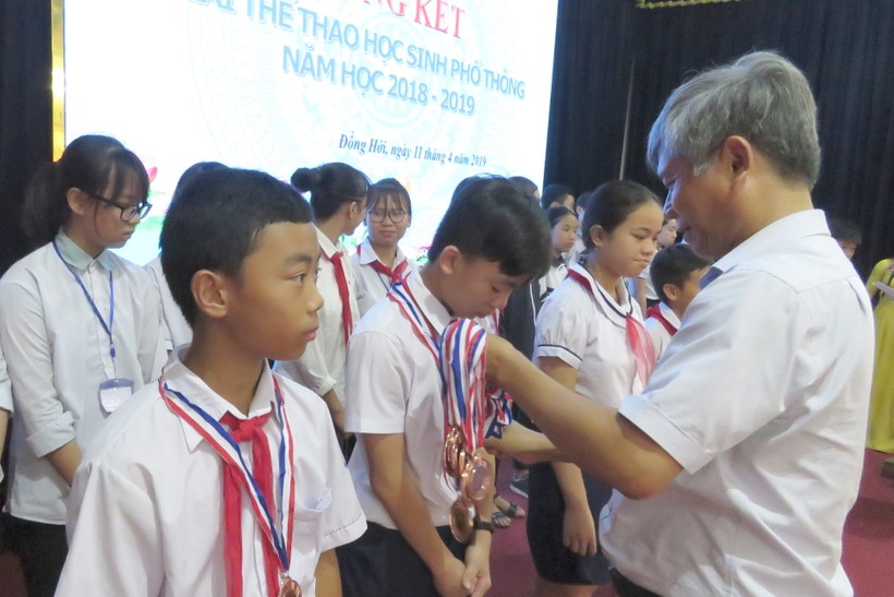 Ban tổ chức trao huy chương vàng cho các em học sinh đạt giải tại hội thi