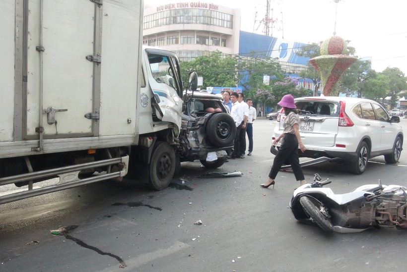Hiện trường vụ xe tải lao vào các phương tiện dừng xe chờ đèn đỏ tại Quảng Bình