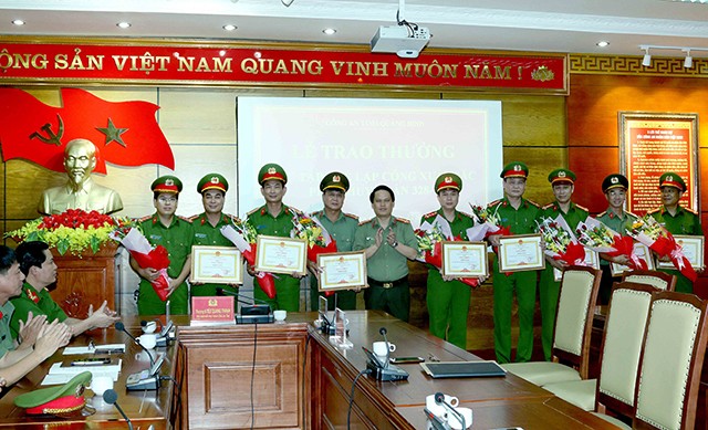 Thượng tá Bùi Quang Thanh, phó giám đốc phụ trách CA tỉnh Quảng Bình tặng giấy khen, hoa và tiền thưởng cho các đơn vị tham gia đánh chuyên án 328-T thành công.