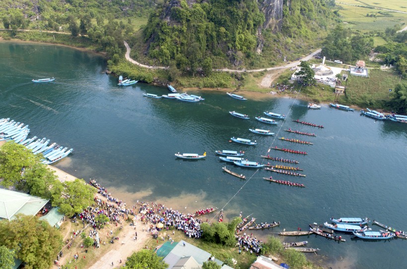 Toàn cảnh lễ hội đua thuyền truyền thống trên sông Son (Bố Trạch - Quảng Bình) vào dịp nghỉ lễ 30/4-1/5.