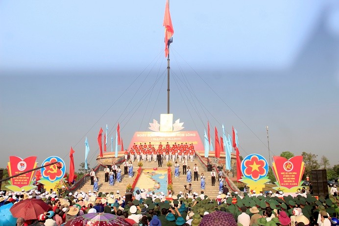 Lễ thượng cờ tại kỳ đài di tích Quốc gia đặc biệt Hiền Lương - Bến Hải sáng ngày 30/4.