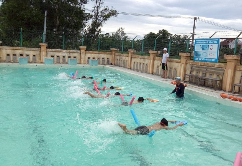 Các thầy giáo daỵ bơi cho học sinh trường TH Mỹ Thủy (Lệ Thủy - Quảng Bình).