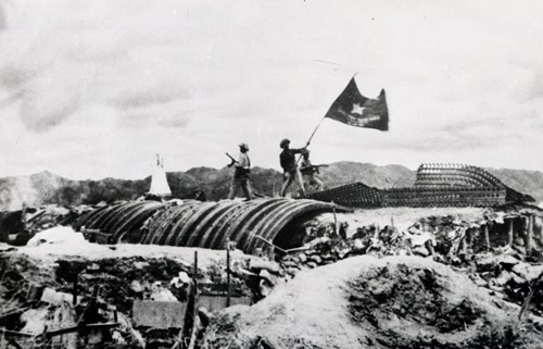 17h30 ngày 7/5/1954, lá cờ "Quyết chiến quyết thắng" của Quân đội nhân dân Việt Nam tung bay trên nóc hầm tướng De Castries (Ảnh tư liệu lịch sử)