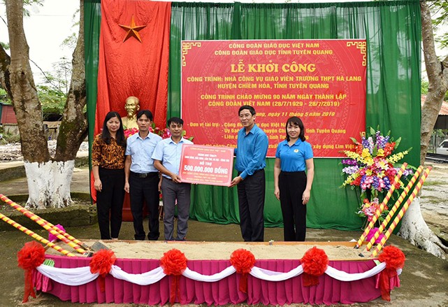 Công đoàn Bộ GD&ĐT  trao hỗ trợ xây dựng nhà công vụ cho giáo viên trường THPT Hà Lang huyện Chiêm Hoá tỉnh Tuyên Quang.