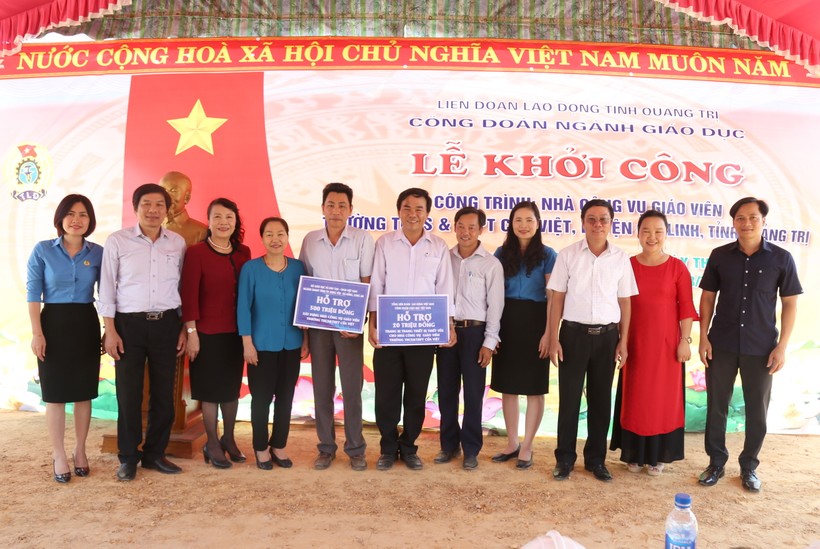 Thứ trưởng Bộ GD&ĐT Nguyễn Thị Nghĩa trao khoản tiền hỗ trợ việc xây dựng nhà công vụ cho giáo viên tỉnh Quảng Trị.