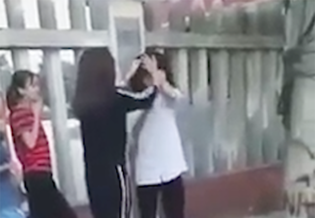 Nữ sinh bị đánh hội đồng (Ảnh cắt từ clip)