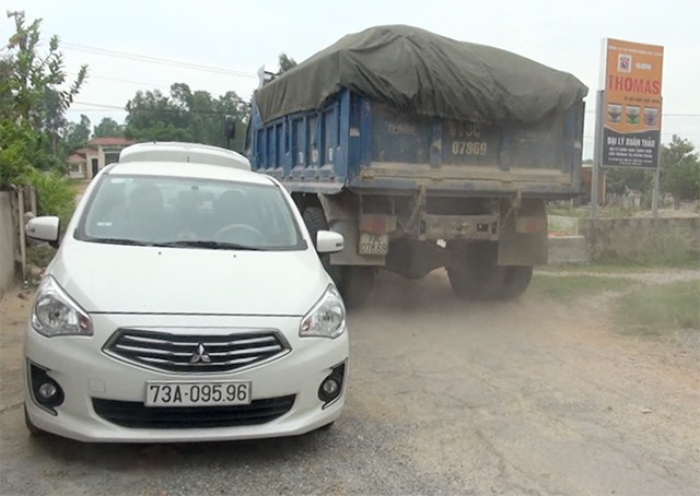 Người dân thôn Nam Lãnh tố cáo nhiều xe tải nặng chạy qua đường liên thôn nhằm tránh trạm thu phí làm ảnh hưởng nghiêm trọng đến đường sá cũng như đời sống của họ.