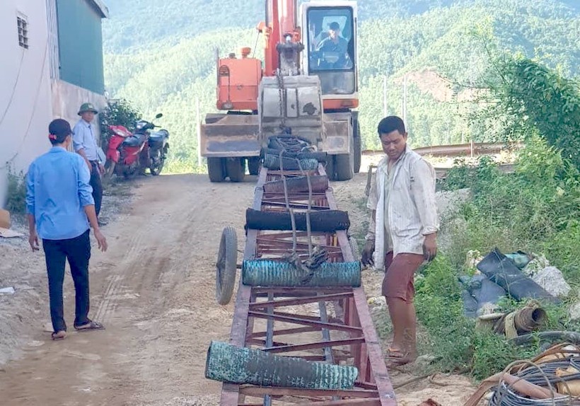 Lực lượng chức năng tịch thu phương tiện, tháo dỡ điểm tập kết cát trái phép của bà Hồ Thị Kiều tại xã Cảnh Hoá, huyện Tuyên Hoá, Quảng Bình.