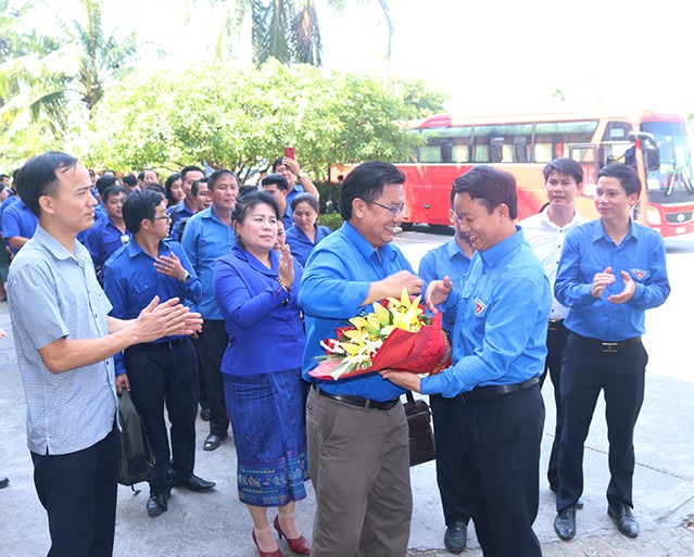 Đại diện lãnh đạo Tỉnh đoàn Quảng Bình tặng hoa cho đại biểu Lào đến Quảng Bình tham dự chương trình gặp giữ hữu nghị Thanh niên Việt - Lào năm 2019.