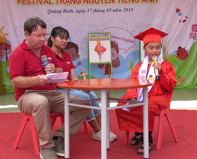Cuộc giao lưu giữa giáo viên nước ngoài và Trạng nguyên Tiếng Anh toàn quốc năm 2018 Lê Văn Thái Sơn.