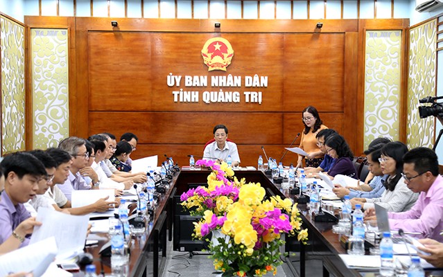TS. Lê Thị Hương, giám đốc Sở GD&ĐT tỉnh Quảng Trị báo cáo công tác chuẩn bị cho kỳ thi THPT Quốc gia năm 2019 tại cuộc họp ban chỉ đạo thi.
