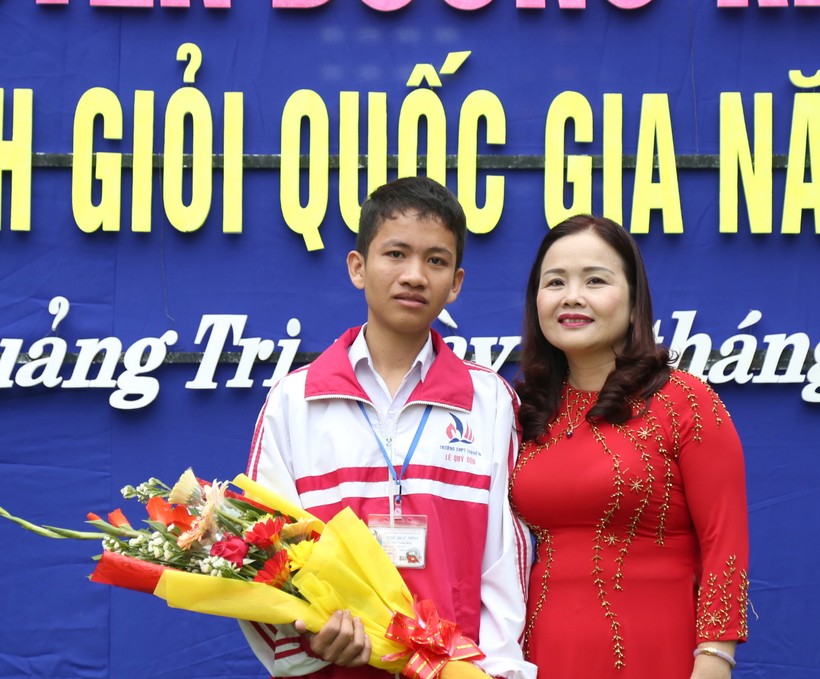 Học sinh Thái Xuân Đăng cùng TS. Lê Thị Hương trong buổi tôn vinh học sinh đạt giải quốc gia của tỉnh Quảng Trị.