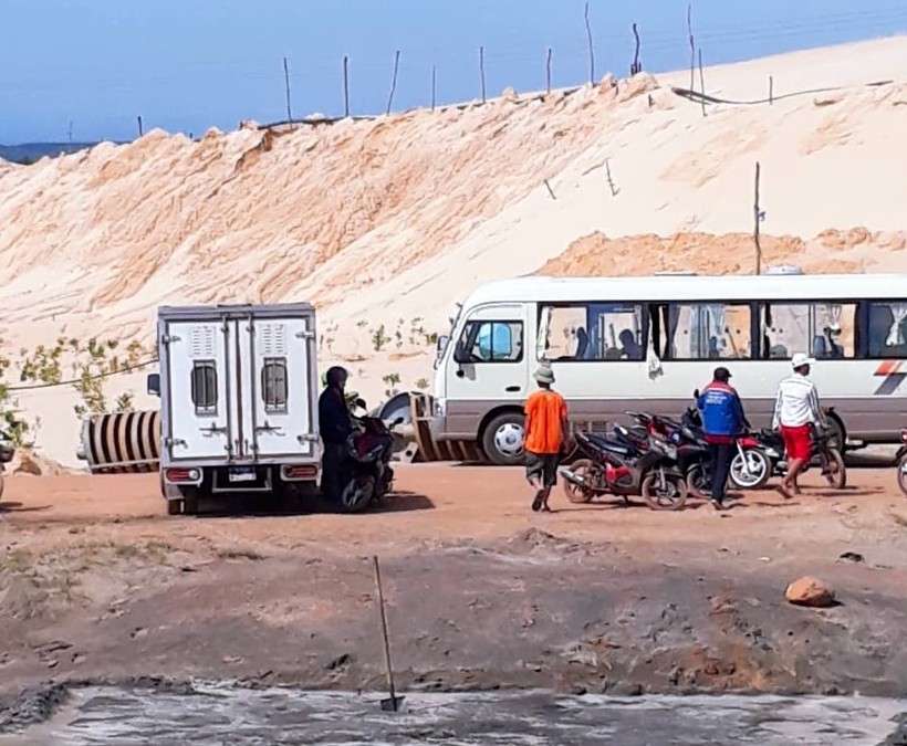 Lực lượng chức năng tập trung tìm kiếm thi thể nạn nhân vụ sụt lở cát tại mỏ khai thác ti tan Sen Thủy (Lệ Thủy - Quảng Bình).