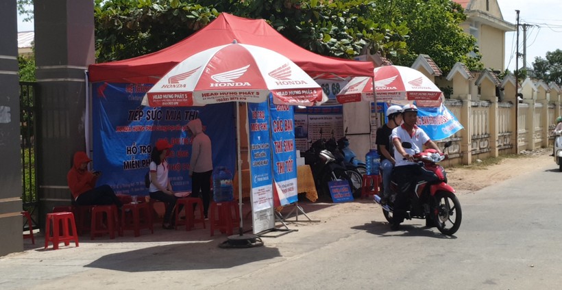 Nhân viên công ty Honda Hưng Phát tại Quảng Bình  đưa đón thí sinh tham dự kỳ thi ở xa miễn phí trong những ngày diễn ra kỳ thi THPT quốc gia