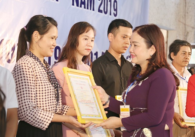 TS. Lê Thị Hương, giám đốc Sở GD&ĐT tỉnh Quảng Trị trao giấy chứng nhận giải thưởng cho các tác giả có tác phẩm đoạt giải