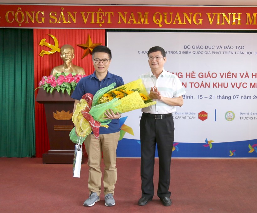Ông Trần Tiến Dũng, phó chủ tịch UBND tỉnh Quảng Bình tặng hoa cho GS Ngô Bảo Châu tại lễ khai mạc "Trường hè Toán học" lần thứ 6 năm 2019 tại Quảng Bình