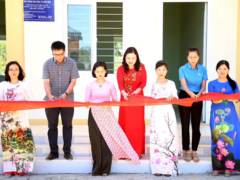 Lễ cắt băng khánh thành nhà công vụ cho giáo viên vùng khó khăn của trường THCS và THPT Cửa Việt (Gio Linh - Quảng Trị).