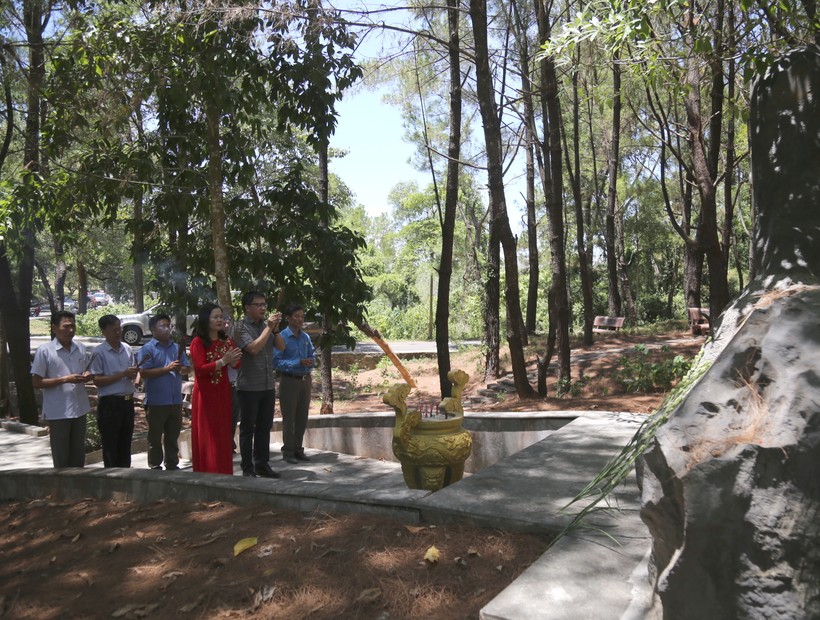 Lãnh đạo Công đoàn Giáo dục Việt Nam cùng lãnh đạo Sở GD&ĐT tỉnh Quảng Trị dâng hương, hoa tại khu tưởng niệm các liệt sĩ của ngành GD&ĐT tại Nghĩa trang Liệt sĩ Trường Sơn 