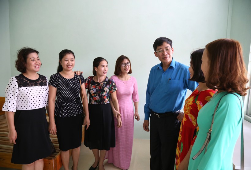Ông Vũ Minh Đức, Chủ tịch Công đoàn Giáo dục Việt Nam lắng nghe ý kiến của các giáo viên trường Tiểu học Quảng Hợp (Quảng Trạch - Quảng Bình). 
