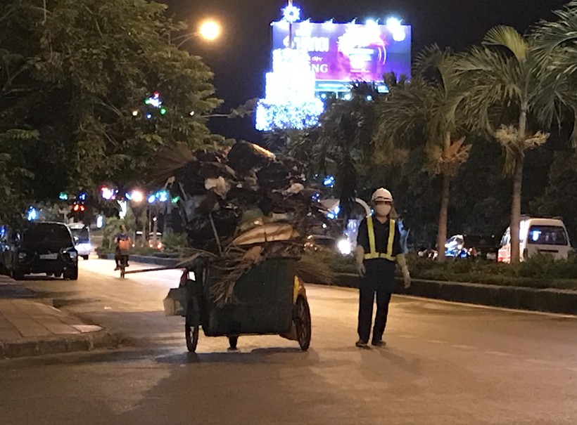 Công nhân thu gom rác trên đường Nguyễn Du vào thời gian tập trung đông du khách, người dân và trẻ em chơi ở công viên Đồng Mỹ - Tp. Đồng Hới