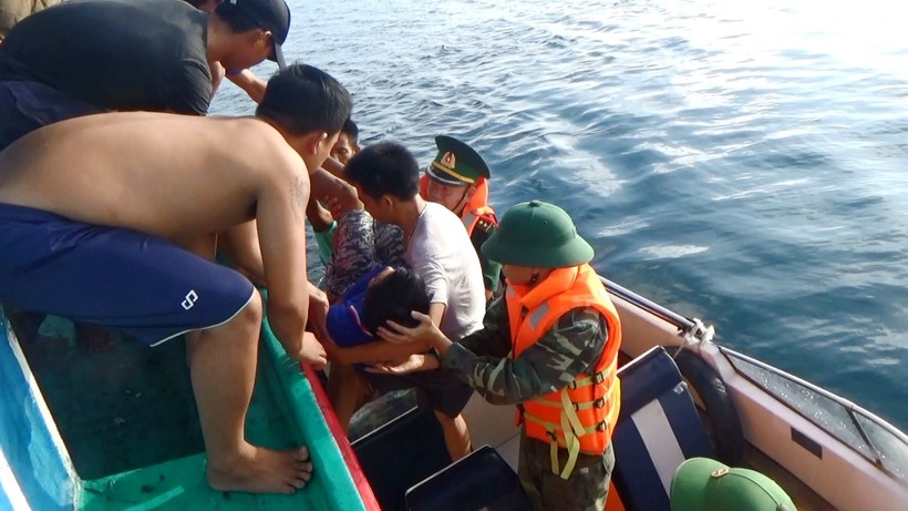 Lực lượng biên phòng tiếp cận tàu cá có người bị nạn (Ảnh do BCH Biên phòng cung cấp)
