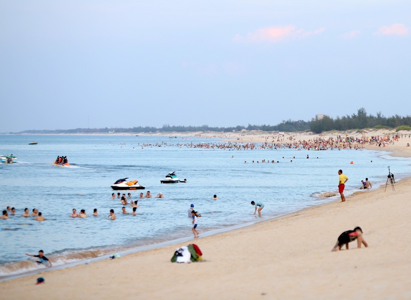 Hoạt động mô tô nước cách xa khu vực tắm biển của người dân và du khách tại biển Bảo Ninh