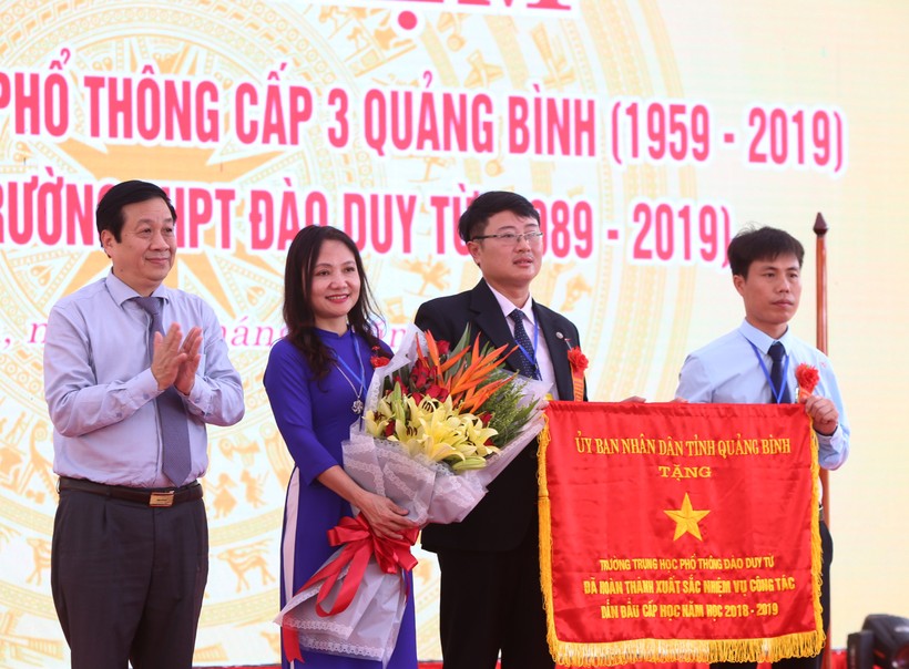 Năm học 2018-2019 này, Trường THPT Đào Duy Từ đã được UBND tỉnh tặng Cờ thi đua xuất sắc dẫn đầu cấp học.