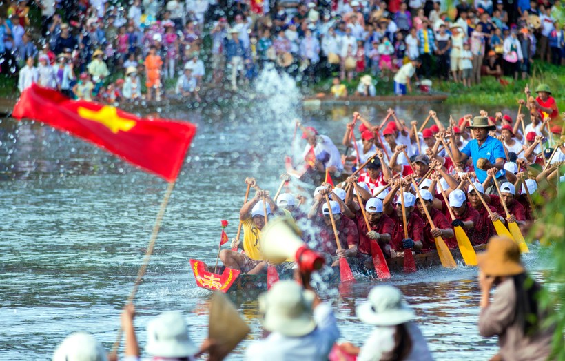 Lễ hội đua thuyền truyền thống trên sông Kiến Giang.
