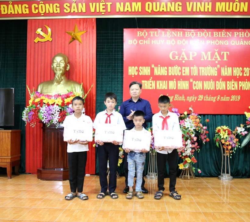 Ông Nguyễn Tiến Hoàng, Phó chủ tịch UBND tỉnh Quảng Bình tặng quà cho những học sinh nghèo vùng biên giới hải đảo.