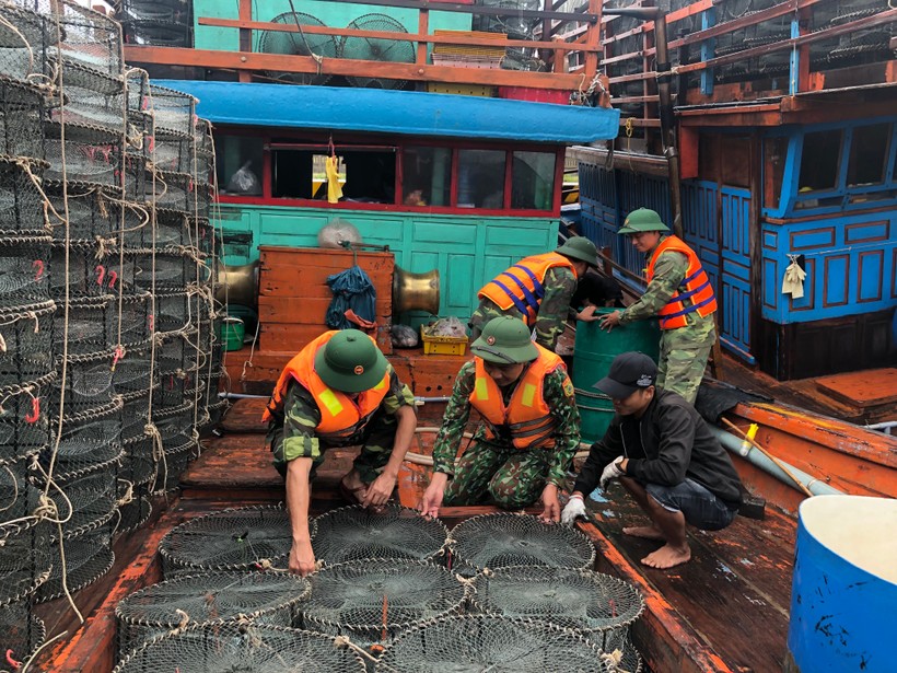 Bộ đội Biên phòng tỉnh Quảng Bình giúp ngư dân trước mỗi mùa mưa bão ập đến đối với địa phương này.