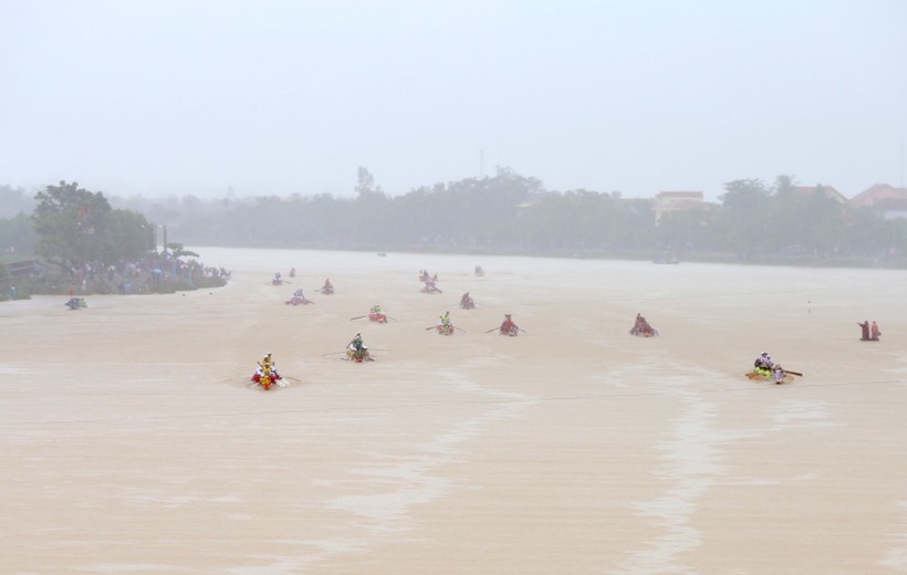 Lễ hội đua thuyền truyền thống trên sông Kiến Giang diễn ra đúng ngày quốc khánh 2/9 và các đội thi đấu trong màn mưa tầm tã.