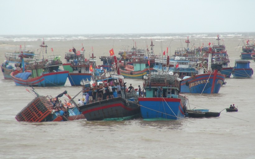 Tàu cá của ngư dân bị chìm tại cửa biển Nhật Lệ Tp. Đồng Hới - Quảng Bình.