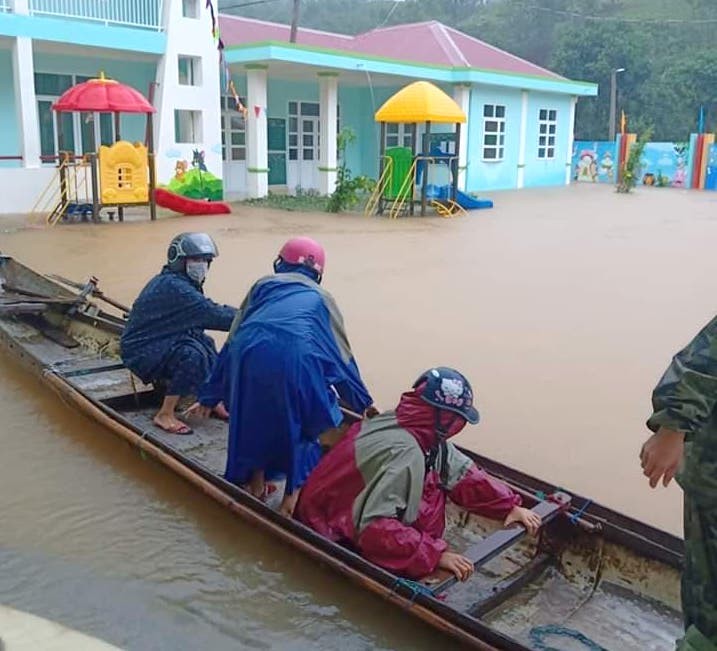 Giáo viên trường Mầm non Sơn Trạch (Bố Trạch - Quảng Bình) phải đi thuyền vào trường để di chuyển đồ đạc, thiết bị dạy học lên cao hơn.