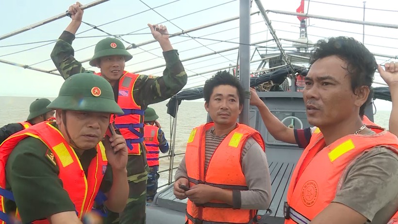 Đại tá Nguyễn Văn Thiện (trái) - Chỉ huy trưởng BCH Biên phòng tỉnh Quảng Bình trực tiếp chỉ huy đội tìm kiếm những ngư dân mất tích.
