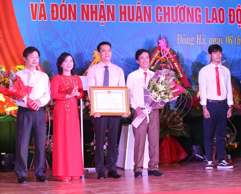 Bà Nguyễn Thị Thu Thuỷ, Phó giám đốc Sở GD&ĐT tỉnh Quảng Trị thừa uỷ quyền trao tặng Huân chương lao động Hạng 3 cho trường THPT Lê Lợi.