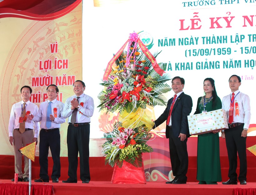 Ông Nguyễn Văn Hùng, Bí thư Tỉnh uỷ tỉnh Quảng Trị tặng hoa chúc mừng nhà trường nhân kỷ niệm 60 năm ngày thành lập.