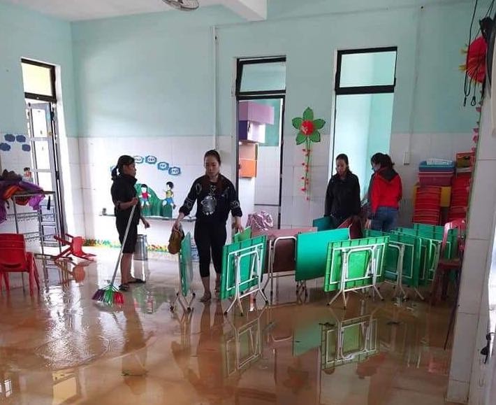 Với phương châm "nước rút đến đâu dọn vệ sinh đến đó", giáo viên vùng lũ đang căng mình dọn dẹp trường lớp để học sinh sớm đến trường.