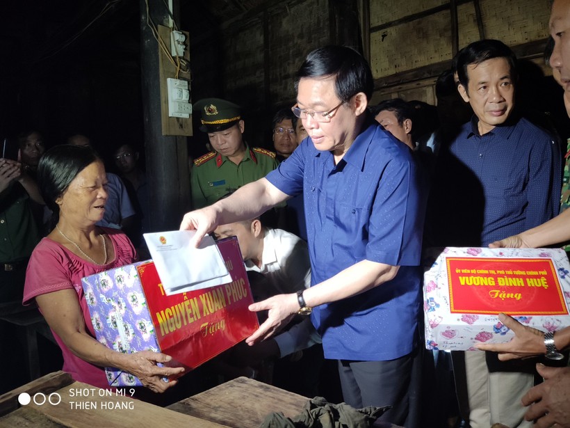 Phó Thủ tướng Chính phủ ông Vương Đình Huệ tặng quà cho hộ dân có hoàn cảnh khó khăn vùng "rốn lũ" Tân Hoá (Minh Hoá - Quảng Bình)