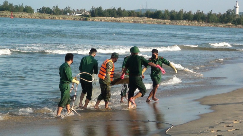 Lực lượng chức năng đưa thi thể nạn nhân lên bờ (Ảnh BCH Biên phòng Quảng Bình)
