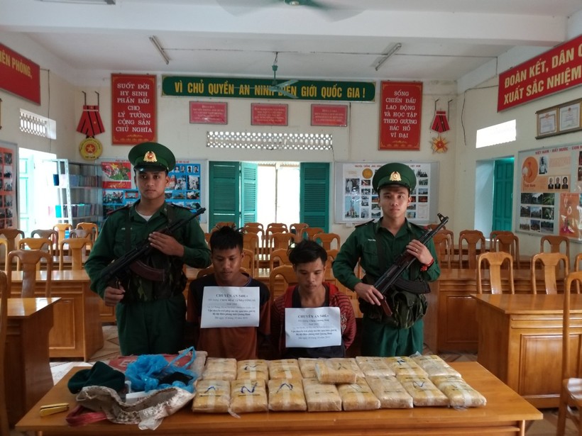 Hai đối tượng mang quốc tịch Lào vận chuyển 100.000 viên ma tuý bị lực lượng Biên phòng Quảng Bình bắt giữ.