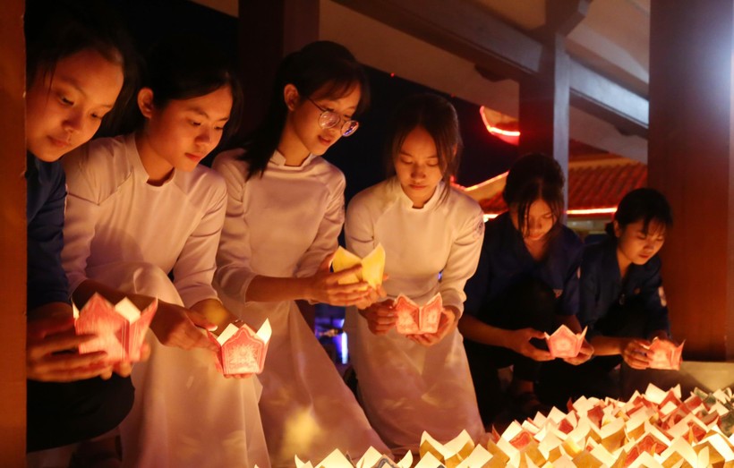 Những ngọn đèn hoa đăng được các em học sinh thắp sáng trước buổi lễ tri ân.