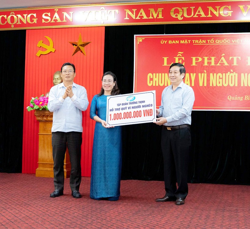 Tập đoàn Trường Thịnh trao tặng quỹ "Vì người nghèo" của tỉnh Quảng Bình 1 tỷ đồng.