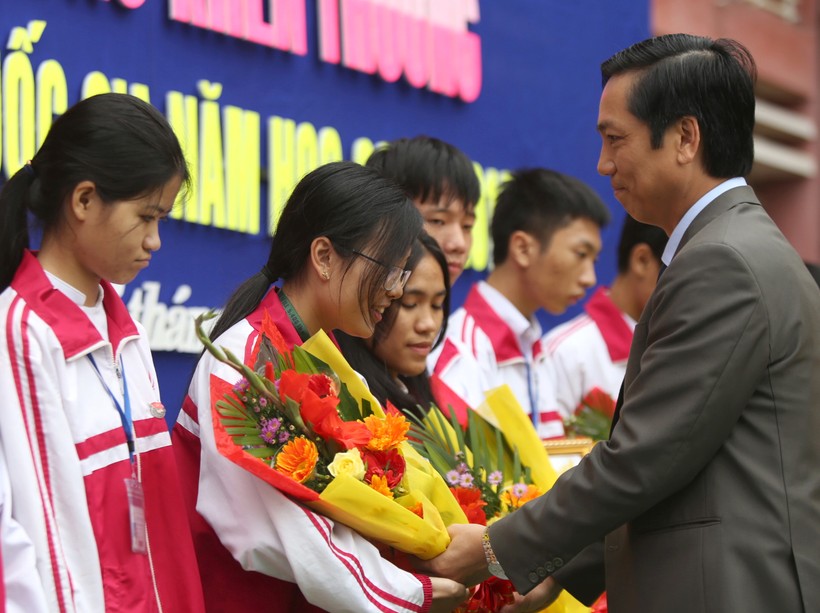 Ông Hoàng Nam, Phó chủ tịch UBND tỉnh Quảng Trị tuyên dương những học sinh giỏi đạt giải tại kỳ thi Quốc gia năm học 2018-2019.