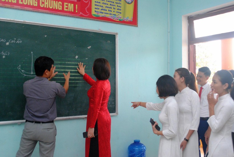Những chiếc bảng viết cũ kĩ của thầy trò trường THCS Phong Thuỷ (Lệ Thuỷ - Quảng Bình).