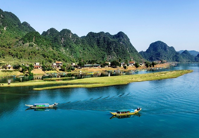 Một góc bình yên bên sông Son tại Phong Nha - Kẻ Bàng (Quảng Bình).