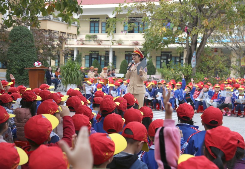 Buổi ngoại khoá với chủ để “Doreamon với An toàn giao thông” tại trường Tiểu học Đồng Phú (Tp. Đồng Hới - Quảng Bình) 