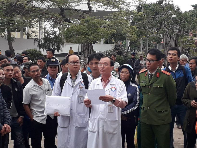Bác sĩ Nguyễn Văn Phong, Phó giám đốc Bệnh viện thông tin giải thích cho người nhà bệnh nhân sản phụ tử vong tại bệnh viện vào sáng 17/12.