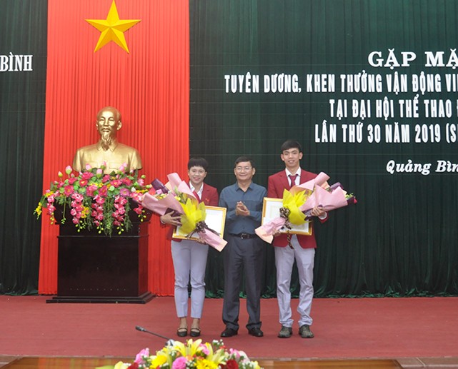 Ông Trần Tiến Dũng, Phó chủ tịch UBND tỉnh Quảng Bình tặng bằng khen cho các vận động viên đạt huy chương tại Seagame 30.